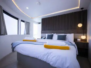 Nowoczesny pokój hotelowy KiteAway z podwójnym łóżkiem - komfortowy wybór po wyjazdach kitesurfingowych lub kite camp.