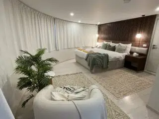 Przytulna, nowoczesna sypialnia - idealne miejsce na relaks po kite tripie lub wakacjach z kitesurfingiem z KiteAway.