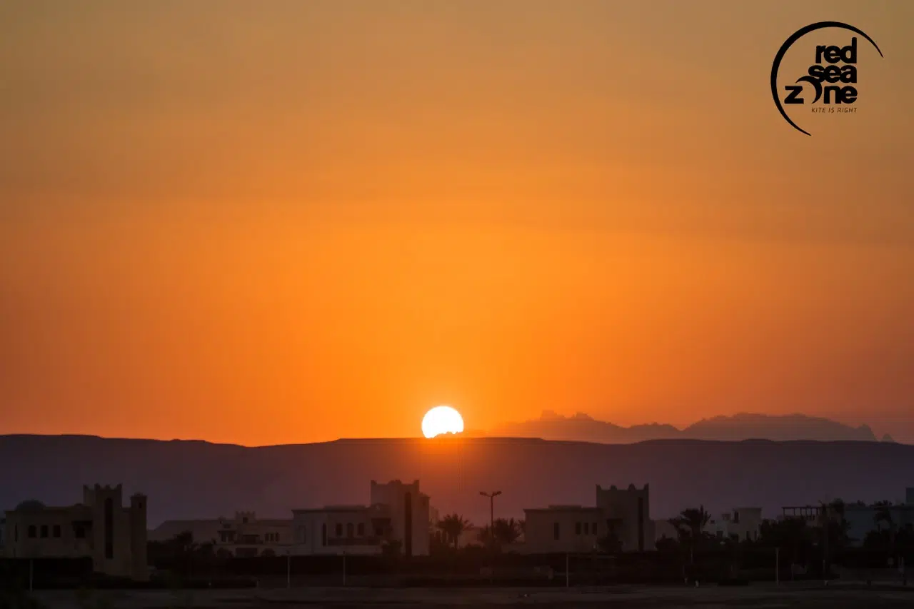 Zachód słońca nad El Gouną, latawiec KiteAway na niebie; idealne miejsce na wyjazdy kitesurfingowe i kurs kitesurfingu w Egipcie.