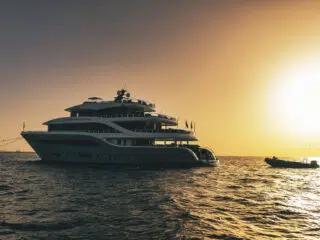 Luksusowy jacht i łódka o zachodzie słońca na morzu - idealnie na kite trip lub wyjazdy kitesurfingowe z KiteAway.