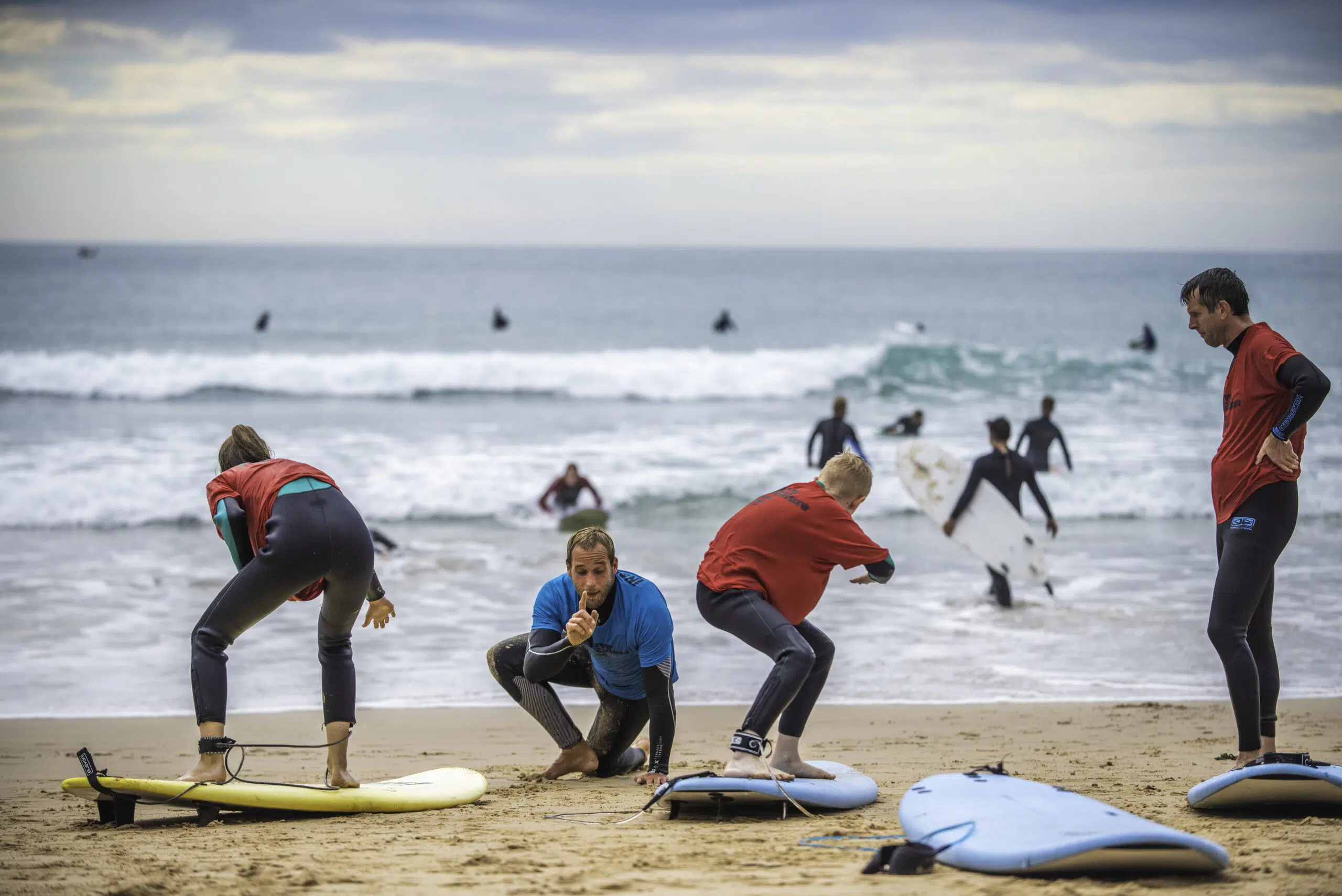 Instruktor uczy dzieci na plaży w Portugalii, popularnym kite spocie KiteAway - idealnym miejscu na wyjazdy kitesurfingowe.