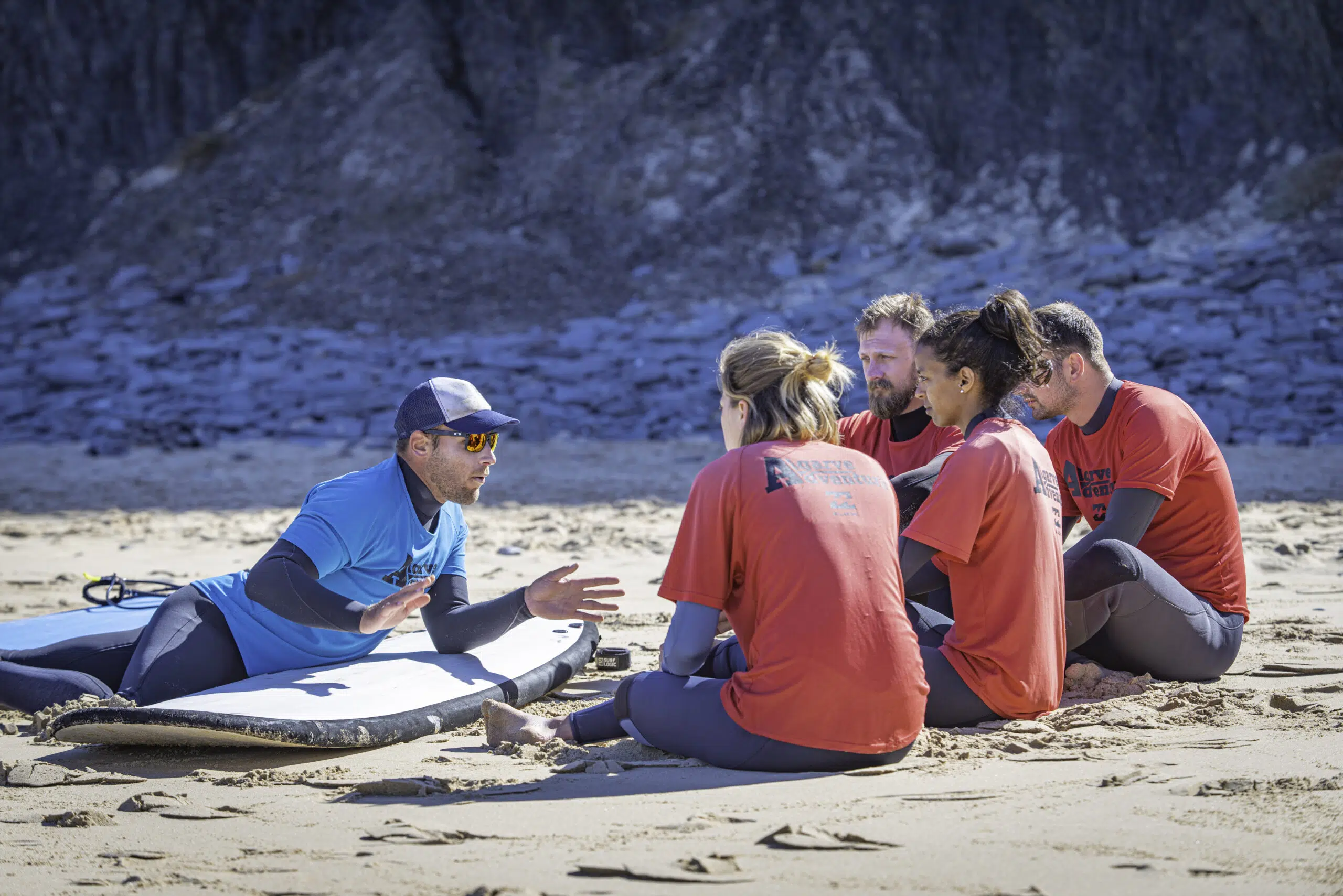 Instruktor prowadzi kurs kitesurfingu na plaży w Portugalii z grupy uczestników KiteAway podczas wyjazdu kitesurfingowego.