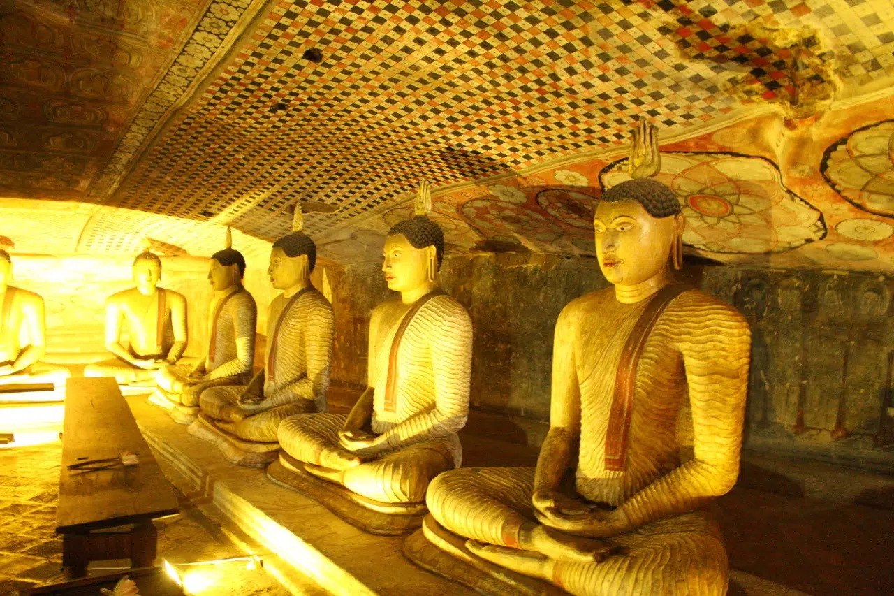 Złote posągi Buddy w jaskini Sri Lanki - egzotyka i spokój idealny na wyjazdy kitesurfingowe z KiteAway.