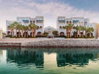 Widok na białe budynki i palmy nad turkusową wodą w El Gouna-idealny kite spot na wakacje z kitesurfingiem z KiteAway.