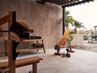 Plenerowa siłownia z drewnianym sprzętem przy palmach w El Gounie - idealna po dniu na kite campie z KiteAway, kitesurfing Egipt.