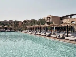 Basen w luksusowym kurorcie El Gouna - idealny relaks po dniu na kite camp KiteAway. Wakacje z kitesurfingiem w Egipcie.