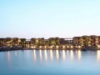 Oświetlone hotele przy brzegu El Gouna o zmierzchu-idealne miejsce na wyjazdy kitesurfingowe z KiteAway w Egipcie.