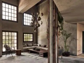 Jasny salon z dużymi oknami, inspirowany El Gouna. Motywy kitesurfingu. Idealne miejsce na wyjazdy kitesurfingowe z KiteAway.