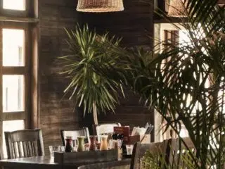 Przytulna restauracja z drewnianymi meblami, idealna na relaks po szkoleniu kitesurfingu w El Gouna z KiteAway.