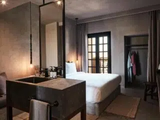 Nowoczesna sypialnia w stylu El Gouna, idealna na wyjazdy kitesurfingowe KiteAway; jasne wnętrze, łóżko podwójne, garderoba.