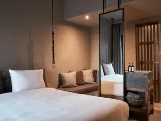 Nowoczesna, minimalistyczna sypialnia inspirowana El Gouna - idealna na kite camp KiteAway. Wyjazdy kitesurfingowe Egipt.