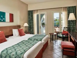 Pokój hotelowy z dwoma łóżkami, balkonem i widokiem - idealny na wyjazdy kitesurfingowe z KiteAway w El Gouna, Egipt.