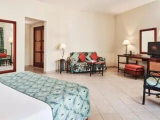 Komfortowy pokój hotelowy w El Gounie po wyjeździe kitesurfingowym z KiteAway, idealny na relaks po dniu na kite spocie.