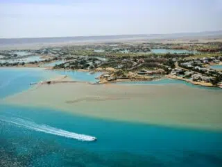 El Gouna z lotu ptaka: turkusowa woda, piaszczyste plaże, idealny spot na wakacje z kitesurfingiem z KiteAway.