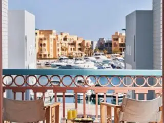 Balkon z widokiem na marinę i palmy w El Gounie - idealny na relaks po dniu pełnym atrakcji podczas wyjazdu kitesurfingowego z KiteAway.