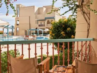 Widok z zacienionego tarasu na basen i ośrodek w El Gouna - idealne miejsce na relaks po kite campie i wyjazdach kitesurfingowych.