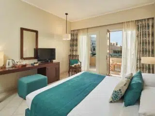 Jasny pokój hotelowy z balkonem w El Gounie - idealny na relaks po kursie kitesurfingu z KiteAway, wyjazdy kitesurfingowe Egipt.