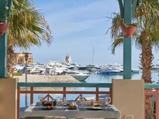 Stół z widokiem na marinę w El Gouna - idealne miejsce na wyjazdy kitesurfingowe z KiteAway, otoczone palmami i łodziami.