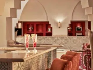 Kolorowe koktajle na marmurowym blacie w eleganckim salonie El Gouna - idealny relaks po wyjazdach kitesurfingowych z KiteAway.