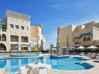 Nowoczesny ośrodek z basenem w El Gouna - idealny relaks po kite campie lub kursie kitesurfingu z KiteAway w Egipcie.