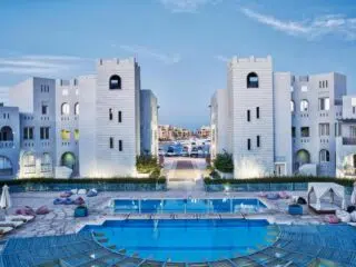Nowoczesny hotel w El Gouna z basenem - idealny na wyjazdy kitesurfingowe KiteAway, relaks po kite session i widok na morze.