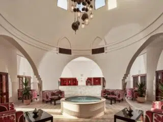 Przestronny salon z kopułowym sufitem i oknami jak w El Gouna, idealny na relaks po kite camp KiteAway - kitesurfing Egipt.