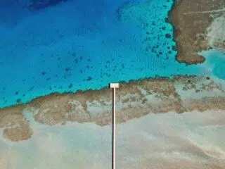 Drewniane molo w El Gouna na tle turkusowej wody i raf-idealny kite spot na wyjazdy kitesurfingowe z KiteAway w Egipcie.