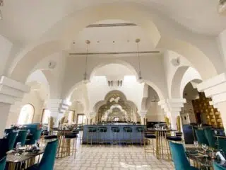 Nowoczesna restauracja z wysokimi sklepami i barem - idealna na relaks po kite campie w El Gouna z KiteAway.