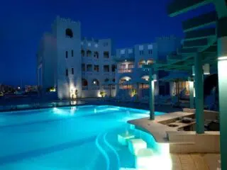 Nocny basen z jacuzzi przy hotelu w El Gounie - idealne miejsce po dniu na kite campie KiteAway, wyjazdy kitesurfingowe Egipt.