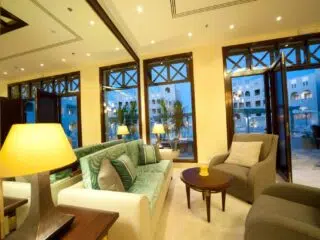 Przytulny salon hotelowy z widokiem na basen - idealny relaks po dniu na wyjazdach kitesurfingowych z KiteAway w El Gounie.