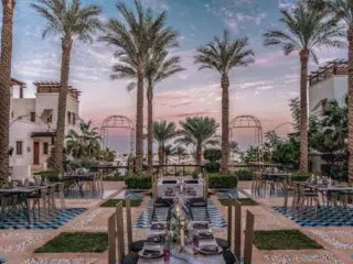 Strefa wypoczynku na świeżym powietrzu wśród palm, idealna po dniu na kite campie KiteAway - wakacje z kitesurfingiem w El Gounie.