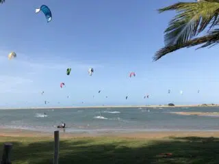 Kolorowe latawce kitesurfingowe nad laguną podczas kite camp KiteAway - wyjazdy kitesurfingowe na najlepsze kite spoty świata.