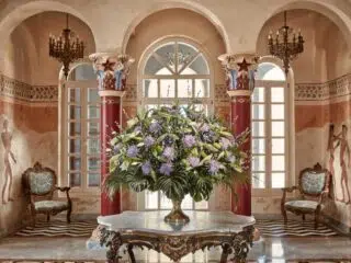 Luksusowe wnętrze w stylu klasycznym jak resorty El Gouna; idealne miejsce na wyjazdy kitesurfingowe z KiteAway.