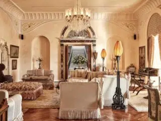 Przytulny salon w stylu vintage z żyrandolami i fotelami - idealne miejsce na relaks po wyjeździe kitesurfingowym w Egipcie.