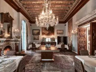 Stylowa jadalnia jak w kurortach kitesurfingowych El Gouna - luksusowe wnętrza, idealne na wyjazdy kitesurfingowe z KiteAway.