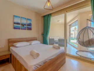 Jasna sypialnia z podwójnym łóżkiem, balkonem i widokiem idealna na relaks po dniu na kite campie KiteAway w El Gounie.