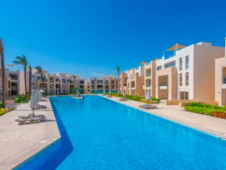 Basen przy nowoczesnych apartamentach - idealny relaks po kite tripie lub szkoleniu kite z KiteAway.