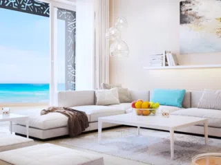 Nowoczesny, jasny salon z widokiem na ocean - idealny relaks po wyjeździe kitesurfingowym lub kursie kitesurfingu z KiteAway.