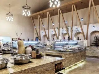 Nowoczesna restauracja z bufetem - idealne miejsce na relaks po kursie kitesurfingu z KiteAway podczas wyjazdu kitesurfingowego.