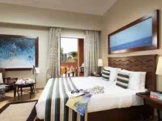 Przytulny pokój hotelowy z balkonem - idealny na relaks po wyjazdach kitesurfingowych z KiteAway lub intensywnym kite campie.