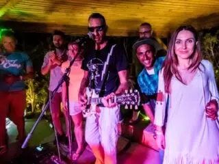 Grupa uczestników wyjazdu KiteAway na kitesurfing w El Gounie wspólnie bawi się w środku, dzieląc się historiami z kite campu.