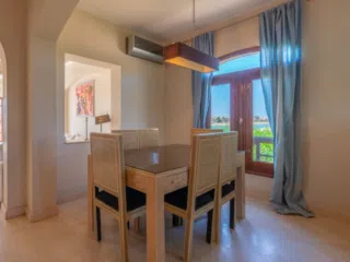 Jasna jadalnia z dużym stołem, idealna na planowanie wyjazdu kitesurfingowego lub kite camp z KiteAway.