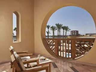 Taras z widokiem na palmy i basen, idealny na relaks po wyjazdach kitesurfingowych z KiteAway - wakacje z kitesurfingiem.