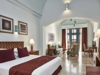 Przestronny pokój hotelowy na wyjazdy kitesurfingowe z dużym łóżkiem, nowoczesnymi meblami i jasnym wnętrzem.