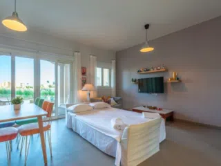 Nowoczesne studio z dużymi oknami, widokiem z balkonu-idealne na relaks po intensywnym kursie kitesurfingu z KiteAway.