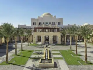 Nowoczesny budynek z kopułą, palmami i fontanną w El Gouna - idealne miejsce na wyjazdy kitesurfingowe z KiteAway.