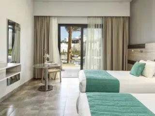 Nowoczesny pokój hotelowy z widokiem na basen i kite spot El Gouna - idealny na wyjazdy kitesurfingowe z KiteAway.