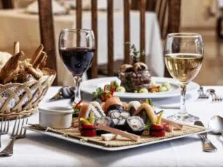 Stół dla dwojga z sushi i winem, idealny na relaks po kite camp KiteAway w El Gounie - wymarzone wakacje z kitesurfingiem.