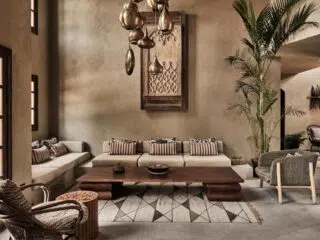 Przytulny salon w stylu el gouna z motywem kitesurfingu, idealny na relaks po kite campie KiteAway; wyjazdy kitesurfingowe.