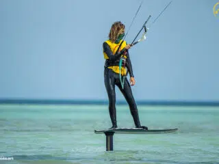 Kitesurfer na hydroboardzie w El Gouna; idealny spot na wyjazdy kitesurfingowe z KiteAway.